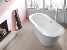 Bañera ovalada exenta de acero esmaltado en baño moderno con gran ventana y baldosas imitación madera.